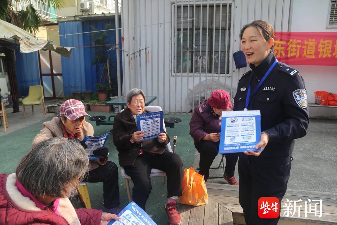 民警进社区宣传反诈，社工主动要当反诈志愿
