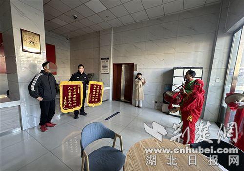民警追回被骗资金10万元 店主敲锣打鼓前